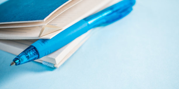 蓝色的笔，蓝色背景的笔记本图片下载