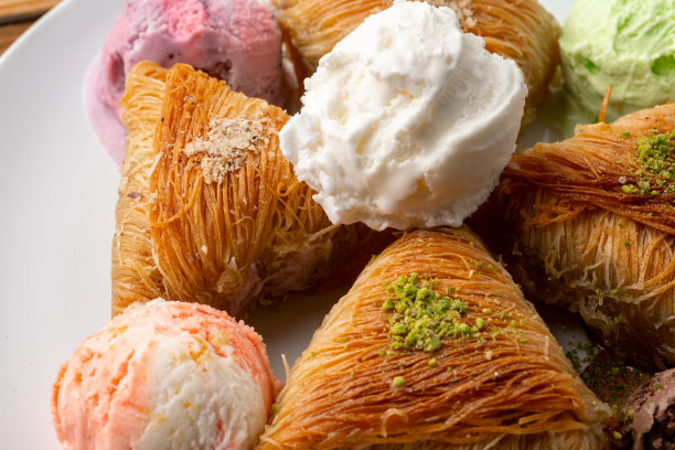 土耳其果仁蜜饼配冰淇淋的特写照片图片下载