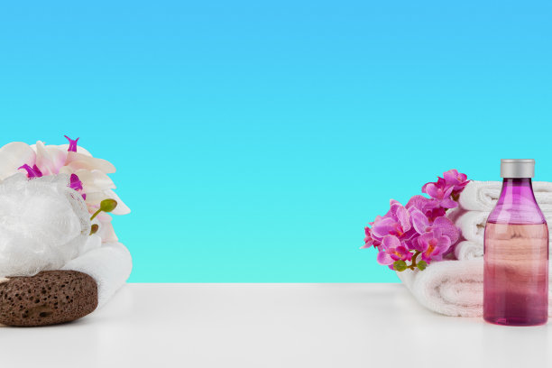 美丽的粉色花朵和粉色背景上的白色毛巾图片下载