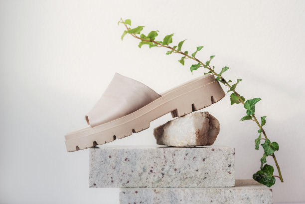 浅米色凉鞋，放在大理石底座上。时尚的概念图片下载