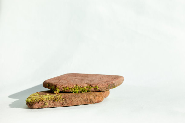 抽象柔和的背景与石头形状和讲台。简约风格的空橱窗图片下载