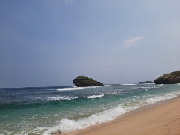 Watu Karung海滩位于印度尼西亚东爪哇的Pacitan图片下载