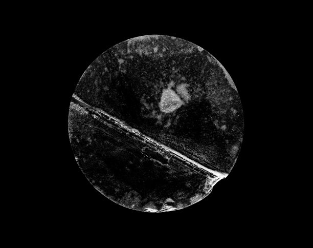 透明胶粘剂圆形塑料不干胶标签隔离在黑色背景图片下载