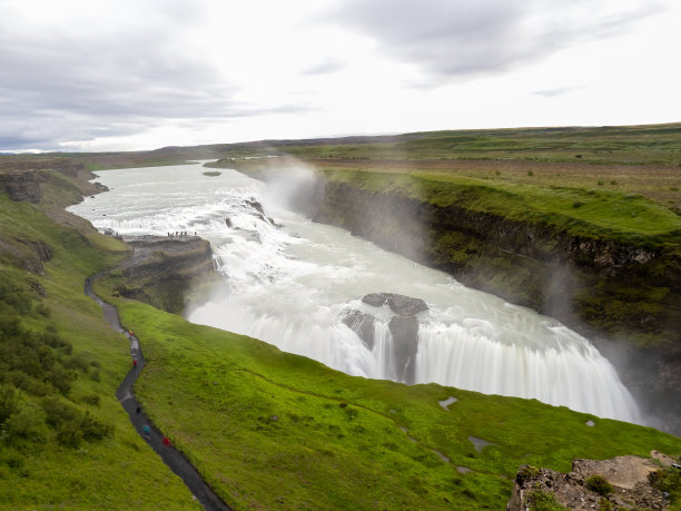 Gullfoss(黄金瀑布)，位于冰岛西南部HvÃ-tÃ河峡谷中的一个令人惊叹的瀑布。图片下载