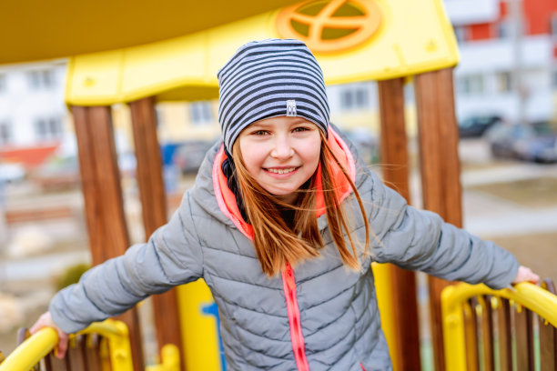 操场上的小女孩图片下载