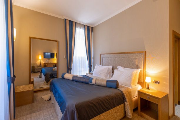 豪华酒店卧室的内部图片下载