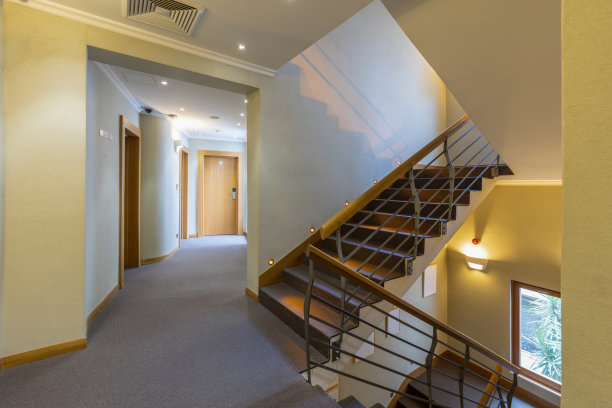 有楼梯的酒店走廊内部图片下载