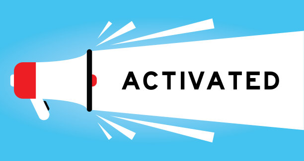 彩色麦克风图标与字激活在白色横幅上的蓝色背景图片下载