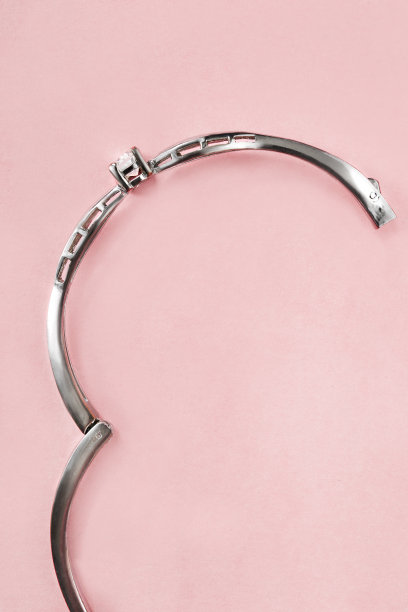 粉色背景手镯图片下载