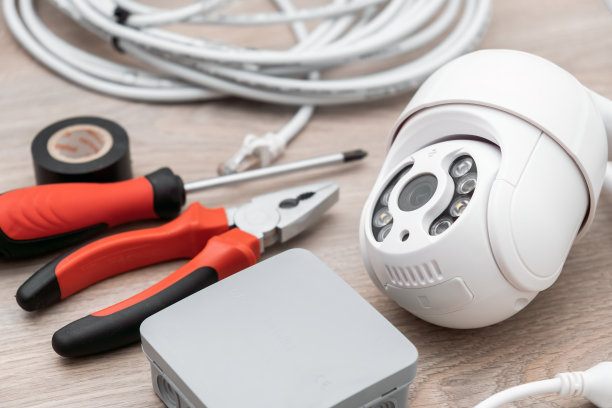 安装智能IP 监控摄像机所需的线缆、螺丝刀、钳子放在桌子上图片下载