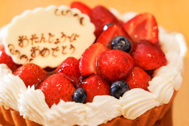 有很多新鲜草莓的生日蛋糕图片下载