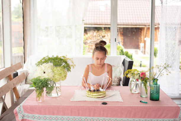 的生日。吹灭蜡烛。我们许了个愿。生日蛋糕。女孩的生日图片下载