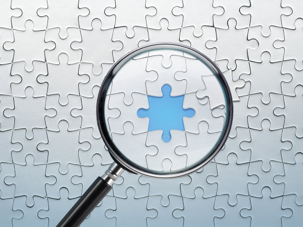 用放大镜寻找遗失的拼图碎片。检测缺陷的概念图像。图片下载