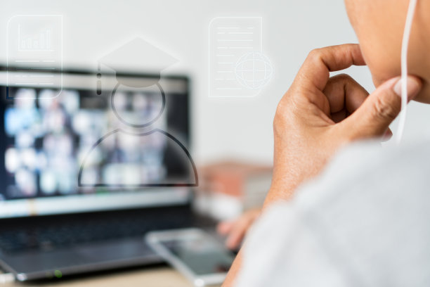 聪明的人使用在线电子学习教育，图标文件毕业留学国际大学概念在笔记本电脑显示器。考试考试证书学习可以通过互联网技术学习图片下载