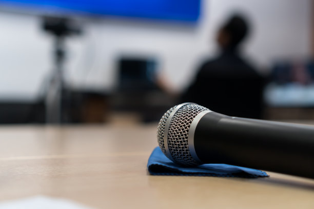 在会议厅或会议室里供演讲者发言用的麦克风图片下载