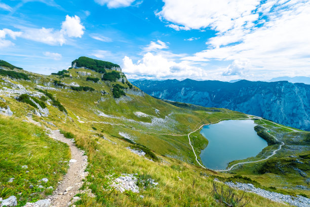奥地利斯蒂里亚的萨尔斯卡默古特的Ausseer土地上，环绕阿特科格尔峰和Loser山高原上的奥格斯湖的徒步小径的美妙景色图片下载
