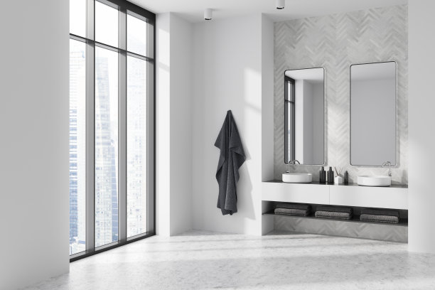 在明亮的浴室内部与镜子，全景窗口的角落视图图片下载