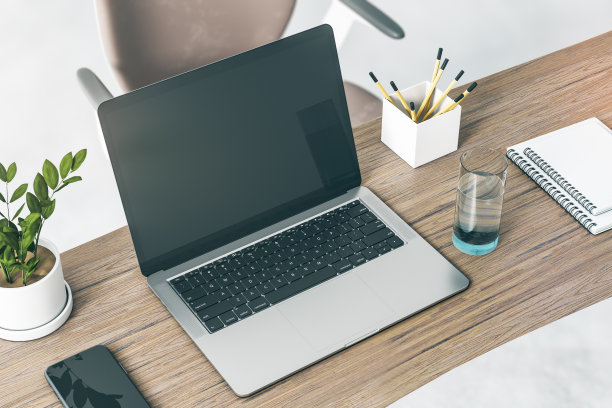 在现代笔记本电脑上的顶视图与空白黑暗屏幕与空白的棕色木桌上的智能手机，花盆和玻璃水在浅色地板与椅子背景。3 d渲染,模型图片下载