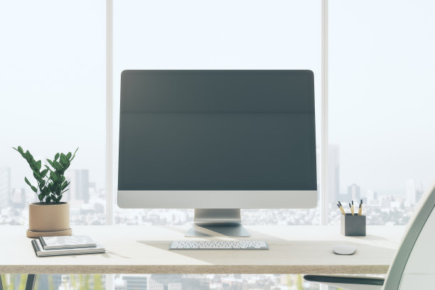 前视图空白黑暗的现代电脑显示器上的木桌花盆，笔记本和键盘在阳光明媚的办公室，从窗口看城市。3D渲染，模拟图片下载