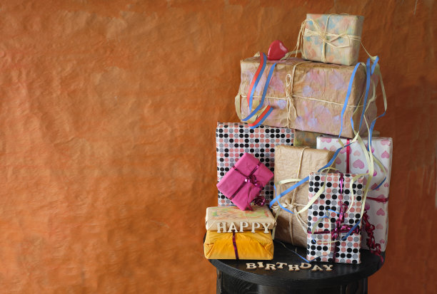 堆生日礼物和显示标题生日快乐，个人礼物个人假期的概念，免费复制空间图片下载