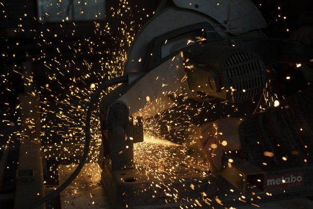 火花在黑暗。切钢。工业设备。图片下载