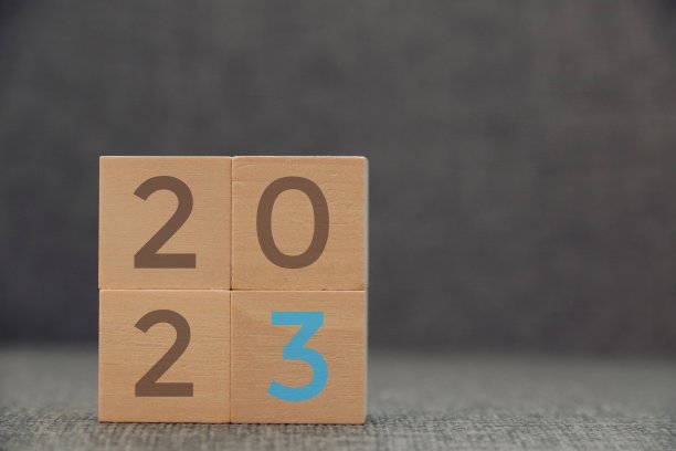 新年2023概念，木头骰子上的数字2023，概念新年快乐图片下载