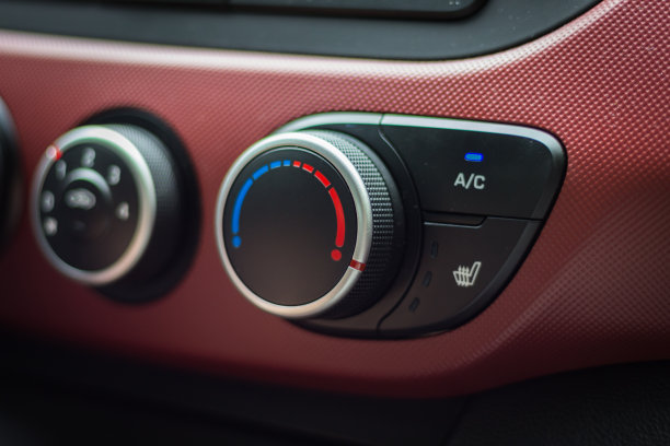 现代汽车内饰。汽车仪表板。空调面板。气候控制按钮。现代交通工具。照亮汽车仪表板。图片下载