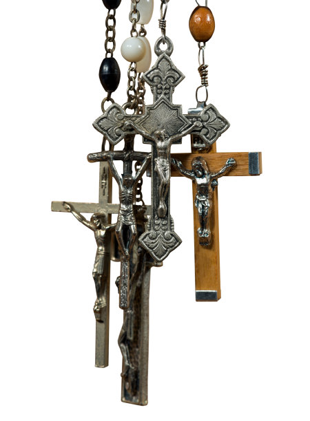 一组分离在白色背景上的十字架和念珠图片下载