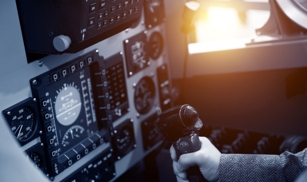 在起飞时的飞行甲板内。图片下载