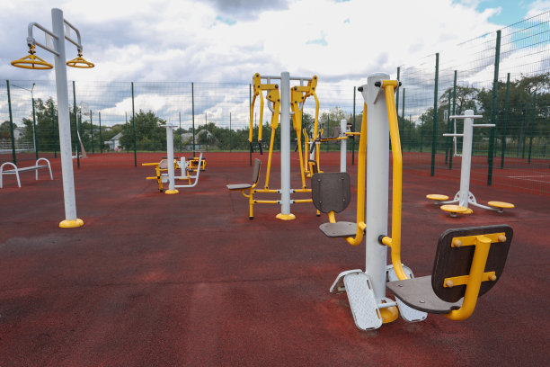 配有举重训练设备的户外运动场地图片下载