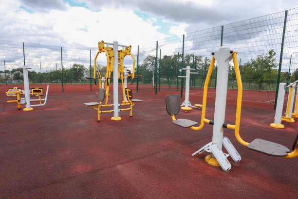 配有举重训练设备的户外运动场地图片下载