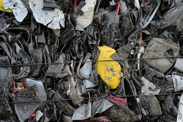 铁丝盒里的塑料碎片图片下载