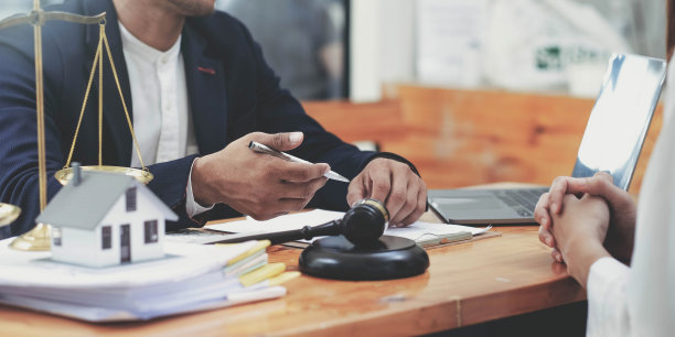 商务人士和律师坐在桌旁讨论合同文件。法律概念，咨询，法律服务图片下载