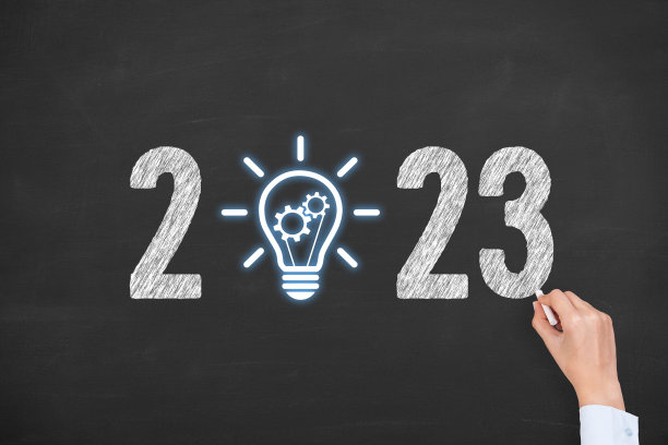 手绘新年2023创意解决方案概念黑板背景图片下载