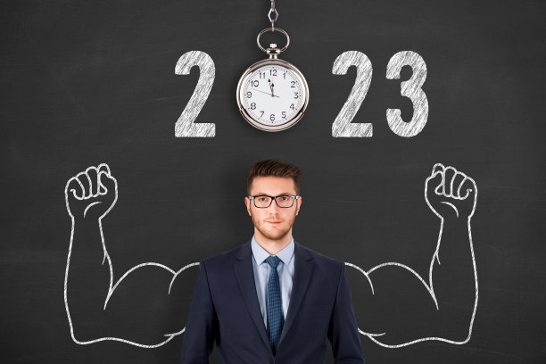 2023年新年概念倒计时钟在人类头上的黑板背景图片下载