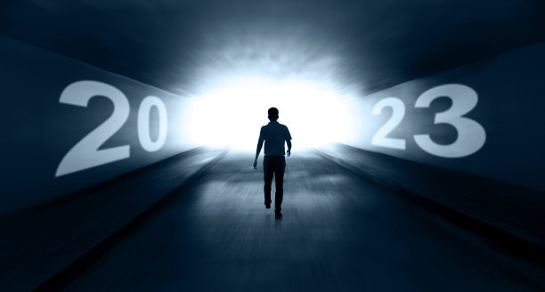 步入2023年新年的男子后视图图片下载