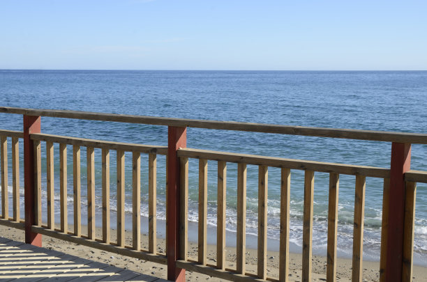 海边小路上的扶手图片下载