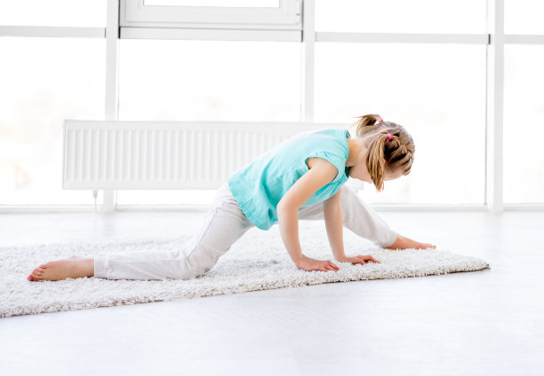 女孩试图做缠绕图片下载