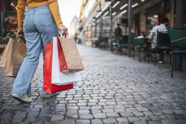 疯狂购物的年轻女子。图片下载