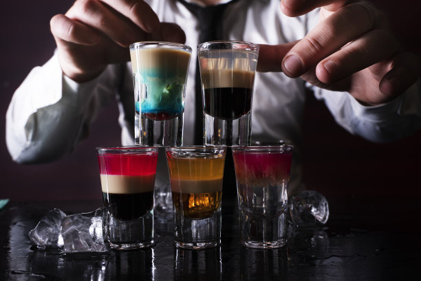 在夜总会喝鸡尾酒。图片下载