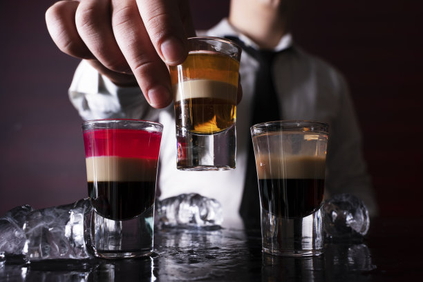 在夜总会喝鸡尾酒。图片下载