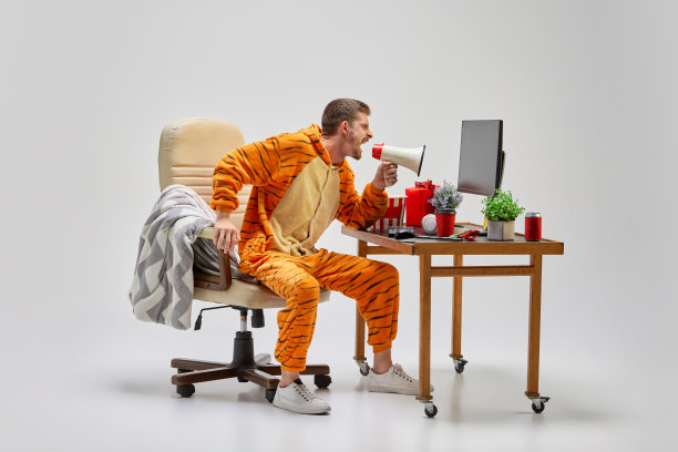 穿着华丽服装的年轻人在家里对着扩音器大喊大叫。色彩鲜艳的极简主义。圣诞快乐，新年佳节快乐图片下载