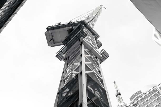 城市背景中施工现场的黑白塔吊，复制空间图片下载