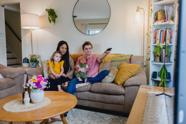 多种族家庭在家里的时刻图片下载