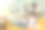 父母在两个女儿玩电子游戏时给她们挠痒痒图片下载