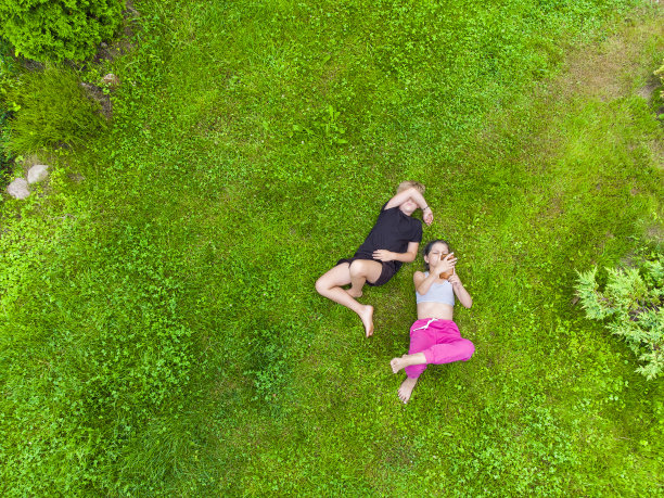 快乐的孩子们躺在草地上图片下载