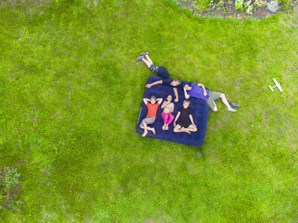 快乐的孩子们躺在草地上图片下载