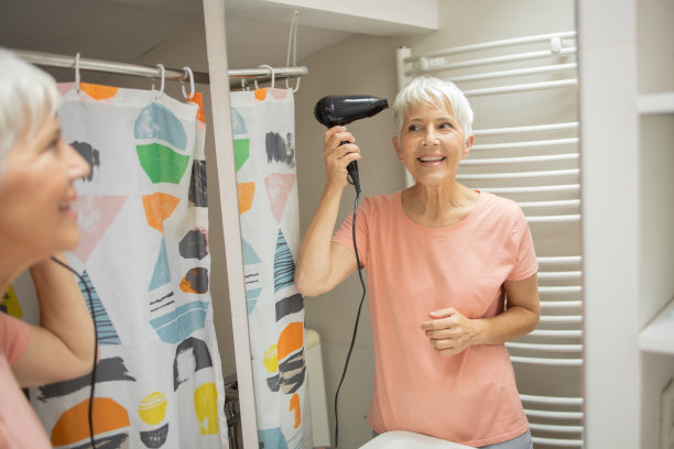 女人烘干头发图片下载