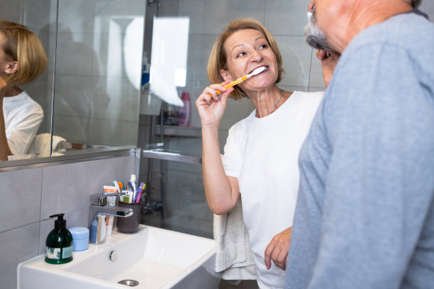 成熟的夫妻在浴室做早晨的卫生图片下载