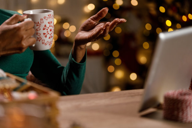 一个妇女在视频会议中的特写图片下载